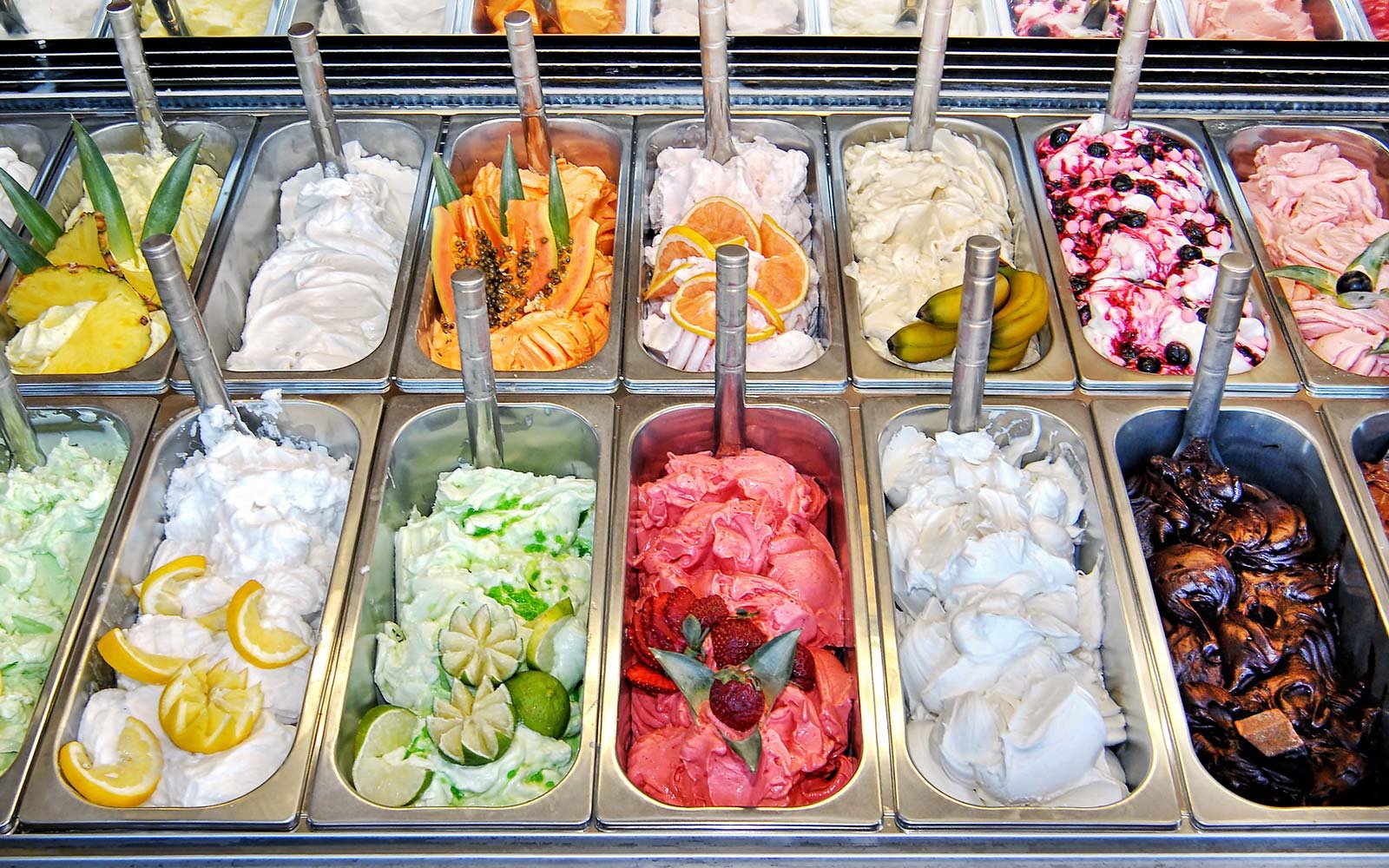 Много мороженщика. Джелато мороженое. Итальянское джелато. Мороженое джелато вкусы. Киви мороженое джелато.